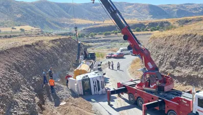 Hafriyat yüklü kamyon devrildi: 1 yaralı