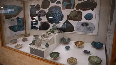Ani'deki kazılarda bulunan sırlı seramikler sergilenmeye başladı