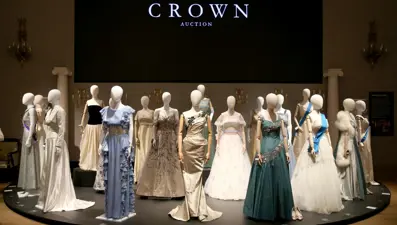 The Crown dizisinin kıyafetleri açık artırmayla satılıyor