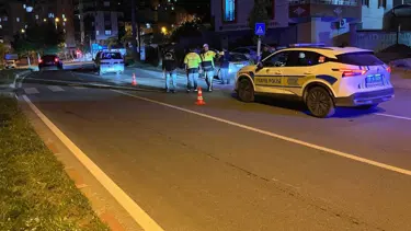 Otomobil anne ve kızına çarptı