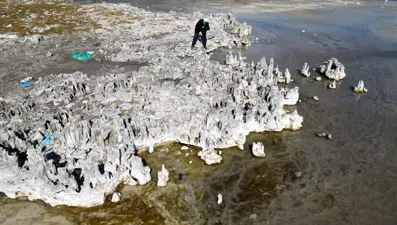 Van Gölü'nün çekilmesiyle ortaya çıktı: ''Peribacalarını anımsatıyor''