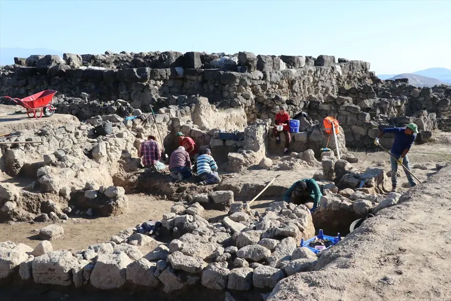 Tatarlı Höyük'te Orta Demir Çağ'a ait depolama alanı bulundu 27 Tatarlı Höyük'te Orta Demir Çağ'a ait depolama alanı bulundu 27