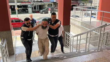 Okul bahçesine kılıçla girip Atatürk'e hakaret etti