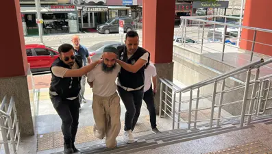 Okul bahçesine kılıçla girip Atatürk'e hakaret etti