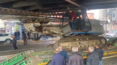 Zonguldak'ta iş makinesi dorseden düştü, trafik kilitlendi