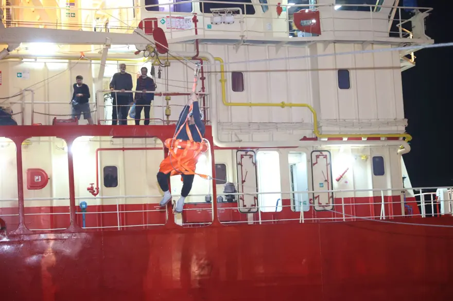 Fırtına birçok ilde etkili oldu: İstanbul'da gemi karaya oturdu 3