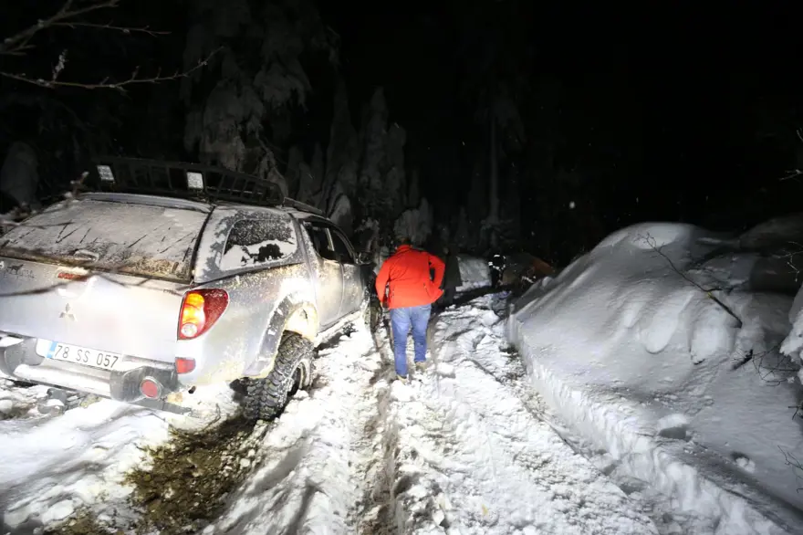 Düzce'de yaylada araçları kara saplanarak kalan 4 kişiye güçlükle ulaşıldı 1 Düzce'de yaylada araçları kara saplanarak kalan 4 kişiye güçlükle ulaşıldı 1