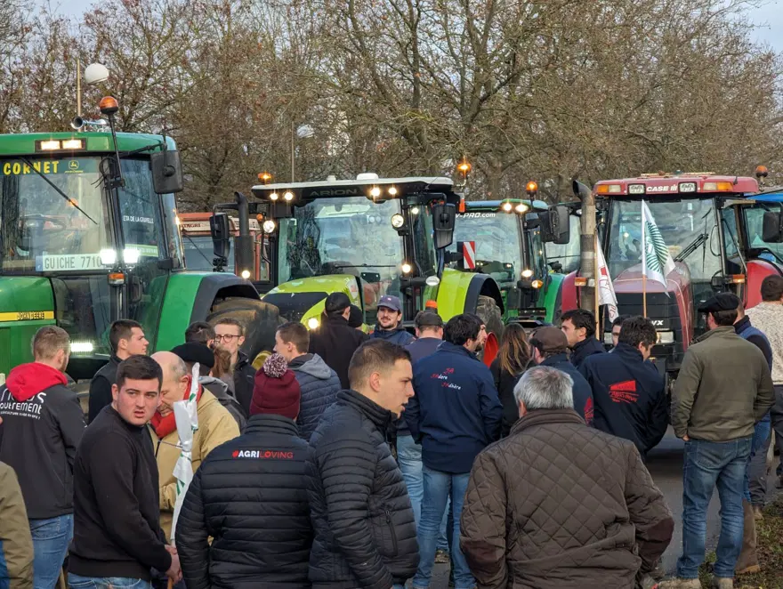 Fransa'da ödemeleri geciken çiftçilerden gübreli protesto 27