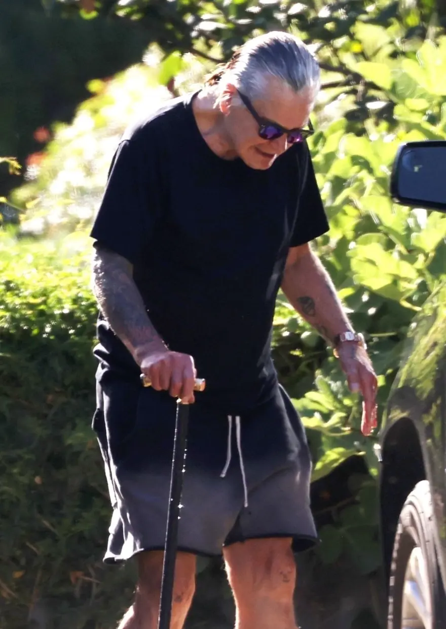 Parkinson'a yakalanan Ozzy Osbourne bu kez bastonla 2