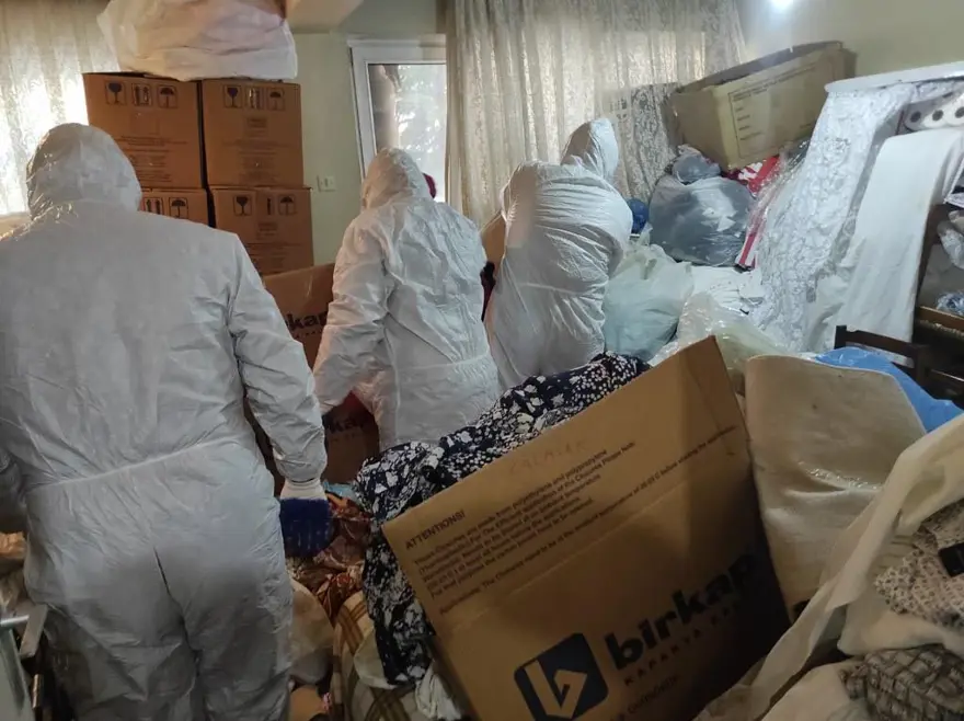 Anne ile oğlunun yaşadığı evden 45 ton çöp çıktı Anne ile oğlunun yaşadığı evden 45 ton çöp çıktı