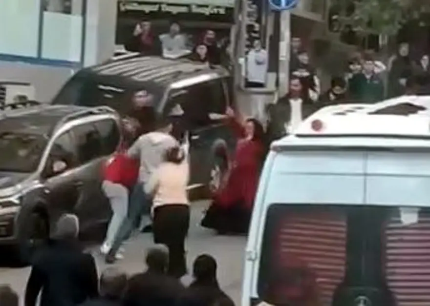 Sokak ortasında akrabaların bıçaklı sopalı kavgası: Bir ölü, dört yaralı 1