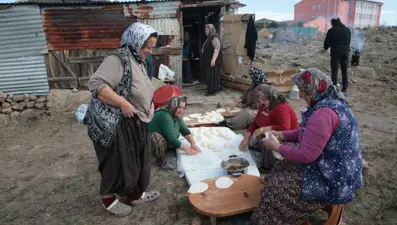 Kürül hazırlamak için toplandılar: Kışın sofralarda, imece usulü yaşatıyor