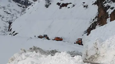 Hakkari'de çığları aşıp hasta bebeğe ulaştılar