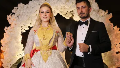 Van'da aşiret düğünü: Geline 3 kilo altın, damada 3 milyon TL takıldı