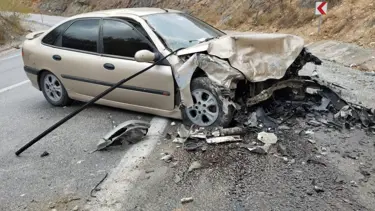 Otomobil ile minibüs kafa kafaya çarpıştı: 1'i ağır 10 yaralı