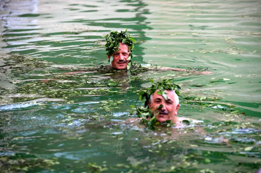 Termal havuzda yeşil çay banyosu 9