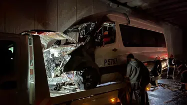 Seyir halindeki işçi servisi yandı, karayolu duman altında kaldı