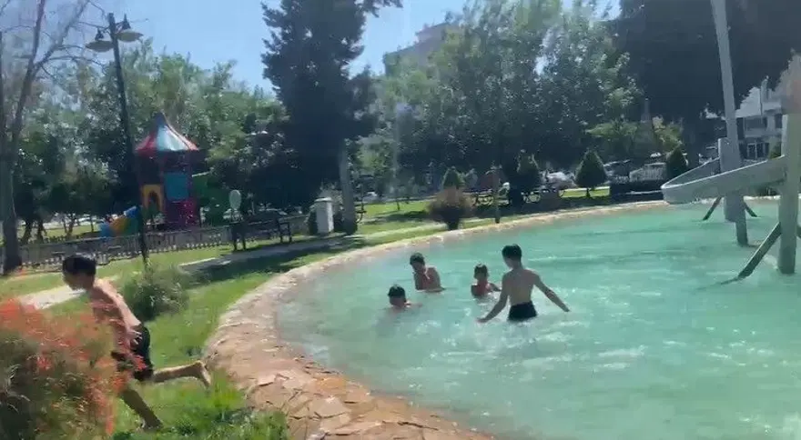 Tehlikeli serinlik! Sıcaktan bunalınca süs havuzuna girdiler 