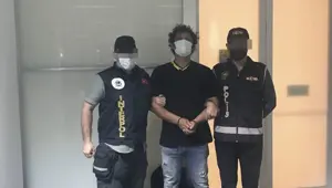 "Çiftlik Bank" davası sanığı Mehmet Aydın'ın ağabeyi Fatih Aydın Türkiye'ye getirildi "Çiftlik Bank" davası sanığı Mehmet Aydın'ın ağabeyi Fatih Aydın Türkiye'ye getirildi