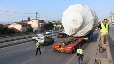 Devasa yük taşıyan TIR şehri birbirine kattı