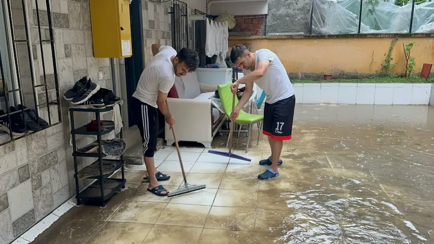 Şiddetli yağış sokakları göle çevirdi! Sel, su baskınları yaşanıyor, yağış gün boyu sürecek 