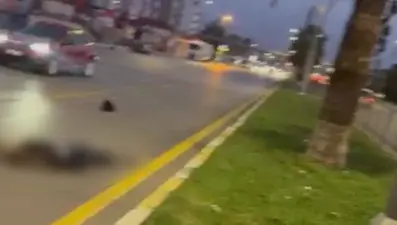 Motosiklet aydınlatma direğine çarptı: İki arkadaş hayatını kaybetti