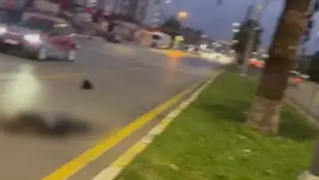 Motosiklet aydınlatma direğine çarptı: İki arkadaş hayatını kaybetti