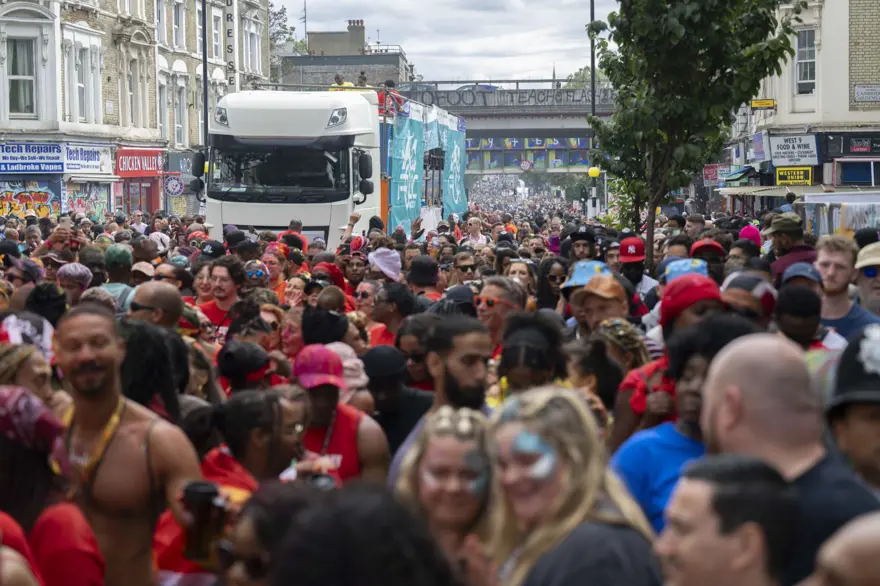 İngiltere'de düzenlenen Notting Hill Karnavalı'ndan renkli görüntüler 14 İngiltere'de düzenlenen Notting Hill Karnavalı'ndan renkli görüntüler 14