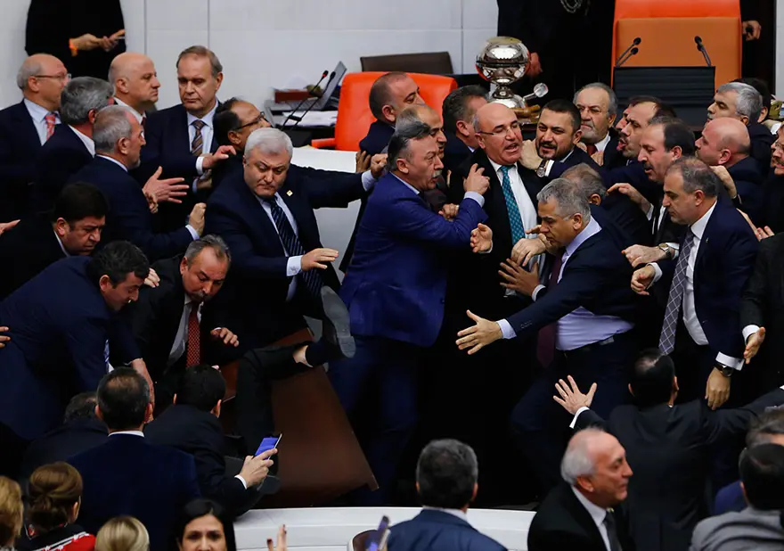 Meclis'te yumruklu kavga 15