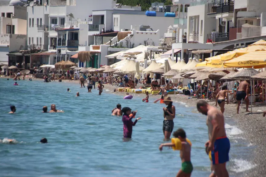 Bodrum'da hem sahiller hem yollar doldu 1 Bodrum'da hem sahiller hem yollar doldu 1
