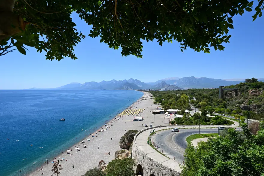 Antalya'da sıcaktan bunalan sahile koştu 8 Antalya'da sıcaktan bunalan sahile koştu 8
