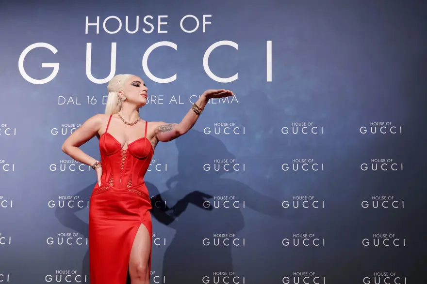 Lady Gaga kırmızı halıya fare dövmesiyle damga vurdu 7