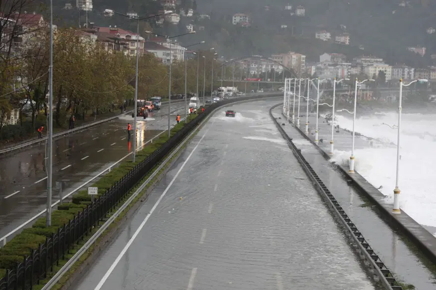 Karadeniz’de dev dalgalar | Fotoğraf çektirmek isteyen ikigenç dalgalara kapıldı 