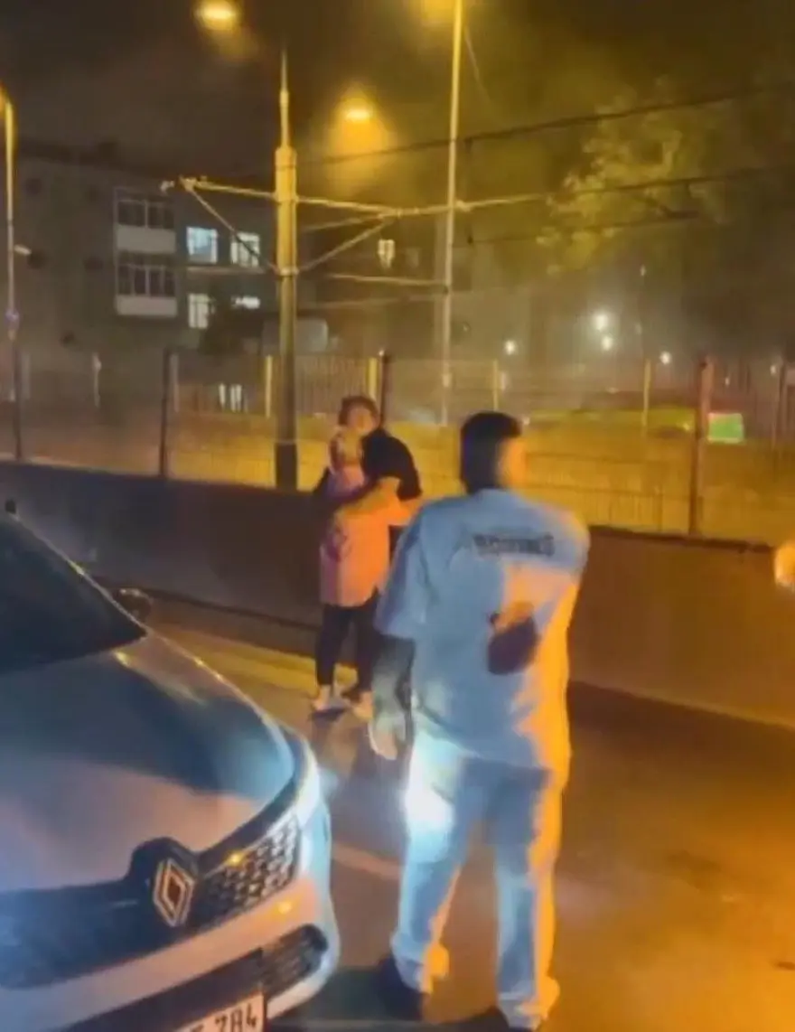 Gaziosmanpaşa'da meşaleli doğum günü kutlaması: Çekiciyle caddeyi kapadılar 1 Gaziosmanpaşa'da meşaleli doğum günü kutlaması: Çekiciyle caddeyi kapadılar 1