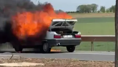 Seyir halindeki otomobil alev aldı