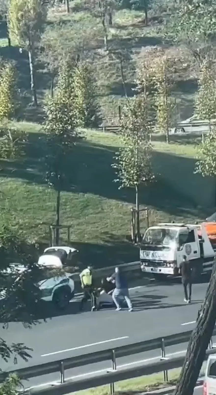 Alkollü taksici polislere çarpıp kaçtı: Yakalanınca ekiplere saldırdı 