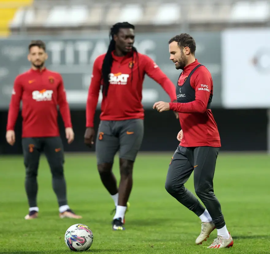 Dünya Kupası'ndan dönen ve ceza alması gündemde olan Fernando Muslera Galatasaray'ın Antalya kampına katıldı 