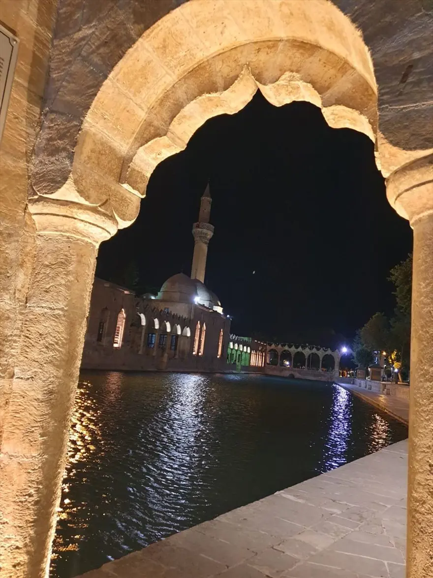 Şanlıurfa'da özel ışıklandırma yapılan tarihi alanlarda kartpostallık görüntüler 20