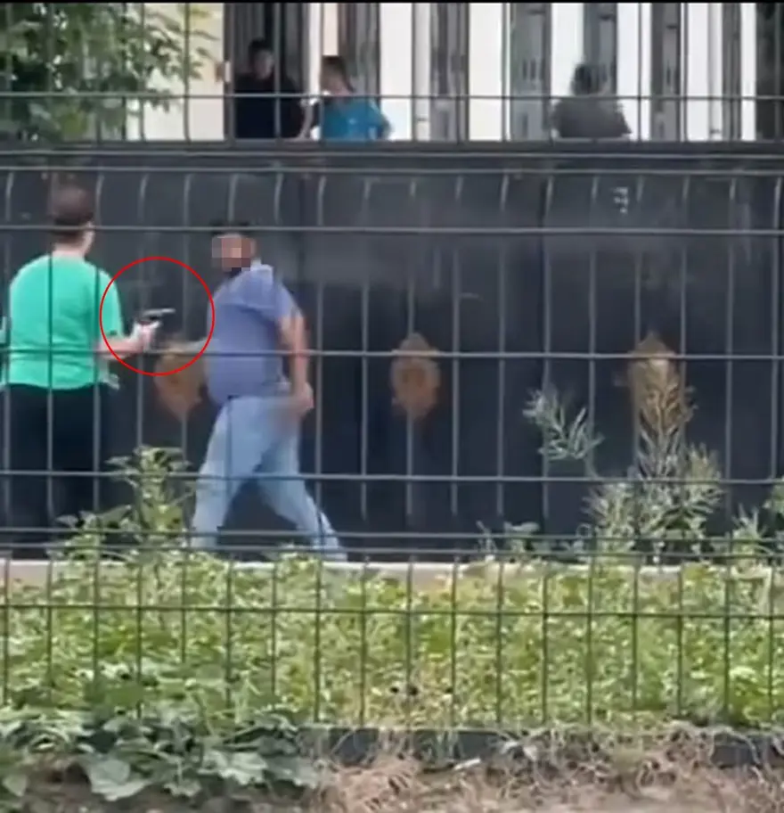 Okuldan atılanliseli kız, elinde silahla okulun kapısında havaya ateş açtı 5 Okuldan atılanliseli kız, elinde silahla okulun kapısında havaya ateş açtı 5