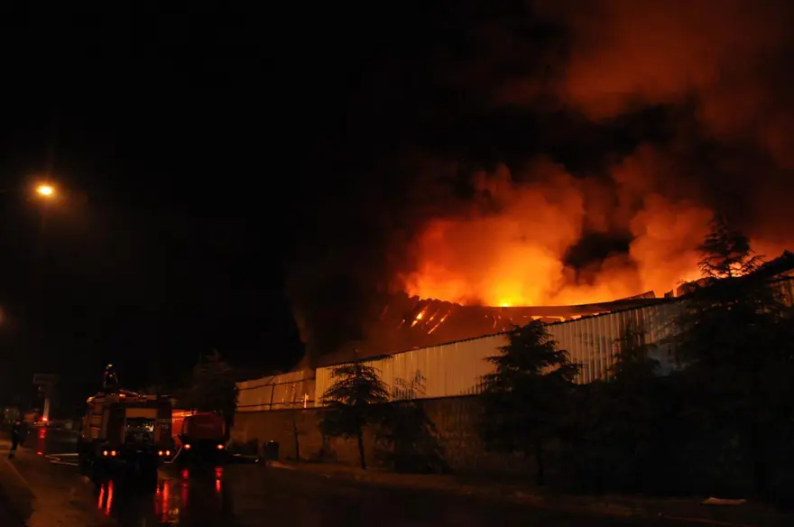 Yıldırım düştü, fabrikanın deposu yandı 2