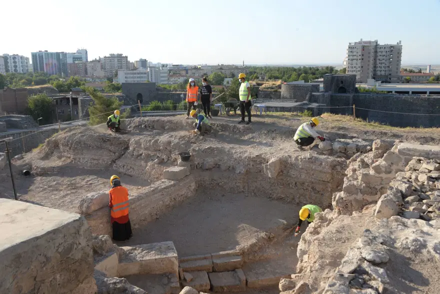 Diyarbakır'daki 8 bin yıllık Amida Höyük'te kazı çalışmalarına başlandı 2 Diyarbakır'daki 8 bin yıllık Amida Höyük'te kazı çalışmalarına başlandı 2