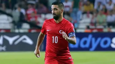 Arda Turan gazeteci Bilal Meşe'ye saldırdı (Milli takım uçağında kavga)