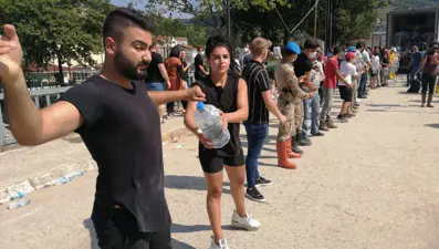 Hasarlı köprüde insan zinciri