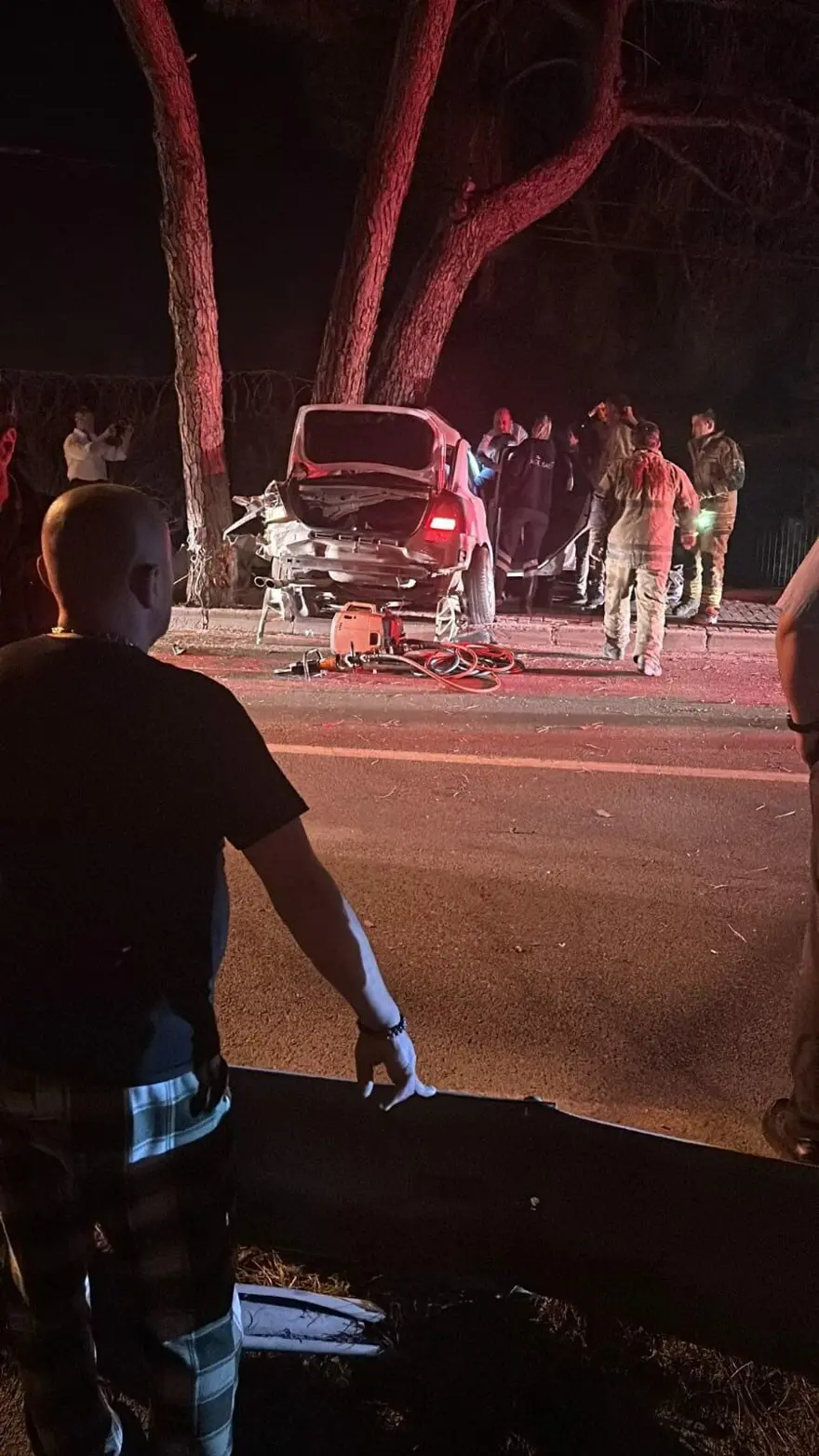 Urla'da feci kaza: Otomobil ikiye yarıldı, 2 kişi araçtan fırladı 