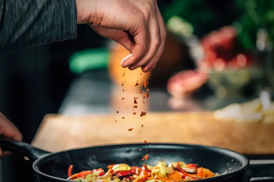 YEMEĞİ PİŞİRİRKEN BAHARAT KULLANMAMAK 
