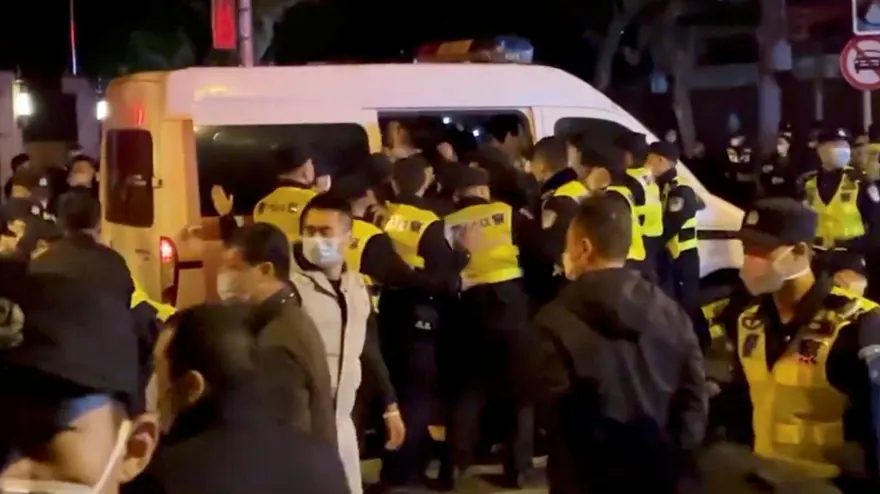Çin polisi protestoların yapıldığı caddeyi barikatlarla kapattı 2