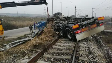 Sakarya'da süt tankeri devrildi: 2 ölü