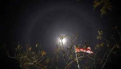 Ay halesi oluştu, vatandaşlar telefonlarına sarıldı