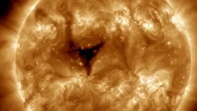 Güneş'te 20 dünya büyüklüğünde delik tespit edildi