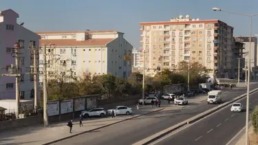 Öğretmen otomobiliyle kaldırımda yürüyen kız öğrenciye çarptı